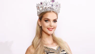 ¡Al estilo Barbie! Miss Universo Estonia se hace viral al llegar al aeropuerto en una caja de muñecas para ir a Tailandia