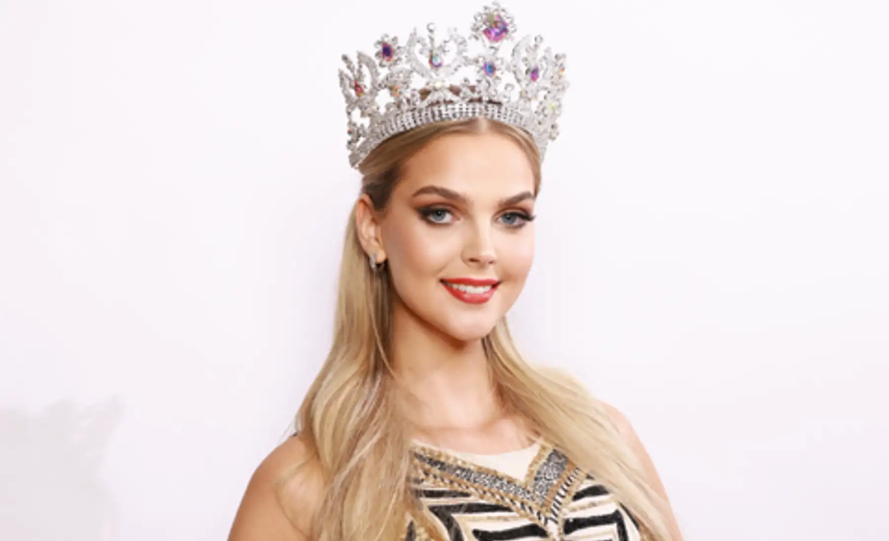 ¡Al estilo Barbie! Miss Universo Estonia se hace viral al llegar al aeropuerto en una caja de muñecas para ir a Tailandia