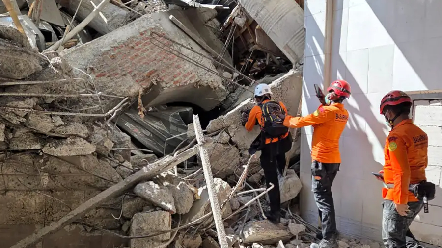 Drones térmicos no hallan señales de vida bajo escombros en internado colapsado en Indonesia