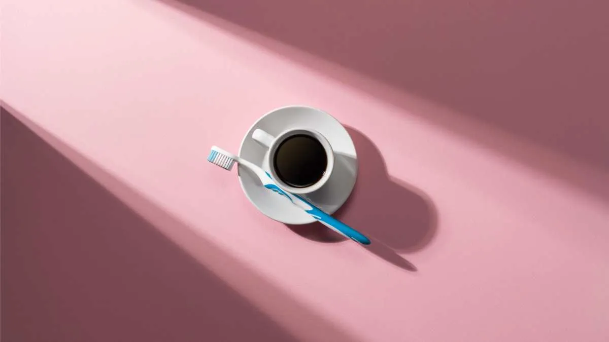 Por qué no debes lavarte los dientes justo después de tomar café