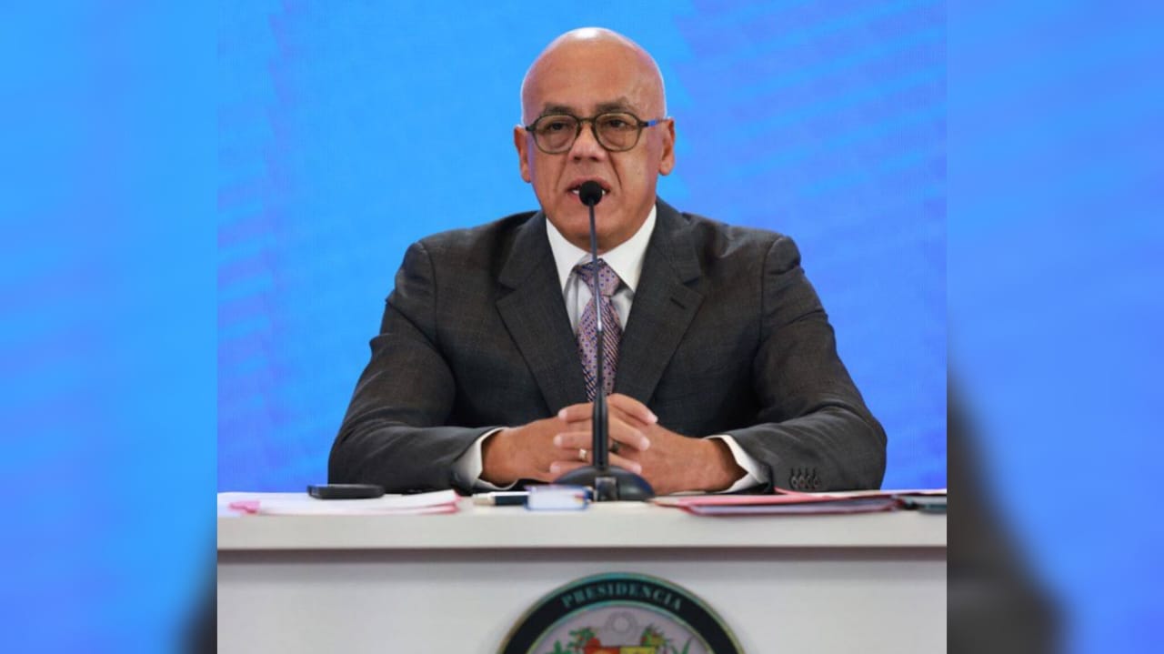 Jorge Rodríguez denuncia que la "derecha local" planea un atentado en la embajada de EE. UU. en Caracas