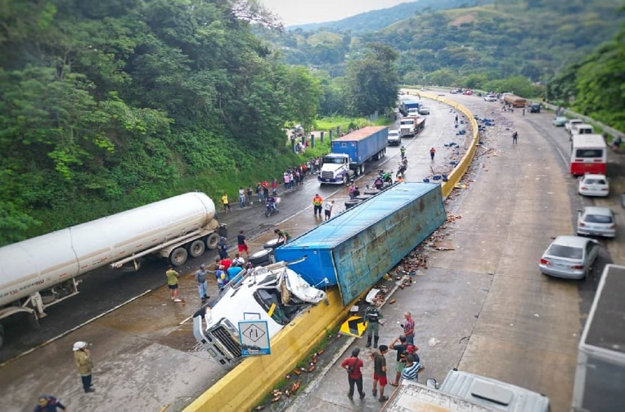Vuelco de vehículo de carga deja un muerto en la autopista Valencia-Puerto Cabello