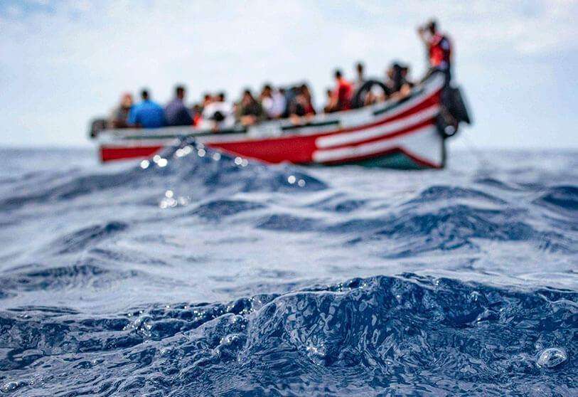 Marruecos rescata a 57 emigrantes, incluyendo siete mujeres, tras tres días a la deriva en el atlántico