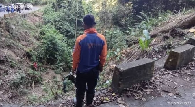 Niño de dos años muere tras caer camioneta con 18 pasajeros por un barranco en Aragua