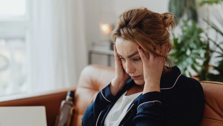 El "asesino silencioso": El estrés laboral acelera la edad biológica de las personas