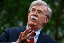 John Bolton, exasesor de Trump, comparece en corte tras ser imputado por 18 cargos por documentos clasificados