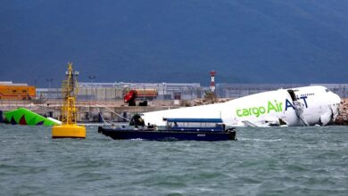 Hong Kong: Avión de carga se sale de la pista, choca contra vehículo y mata a dos agentes de seguridad