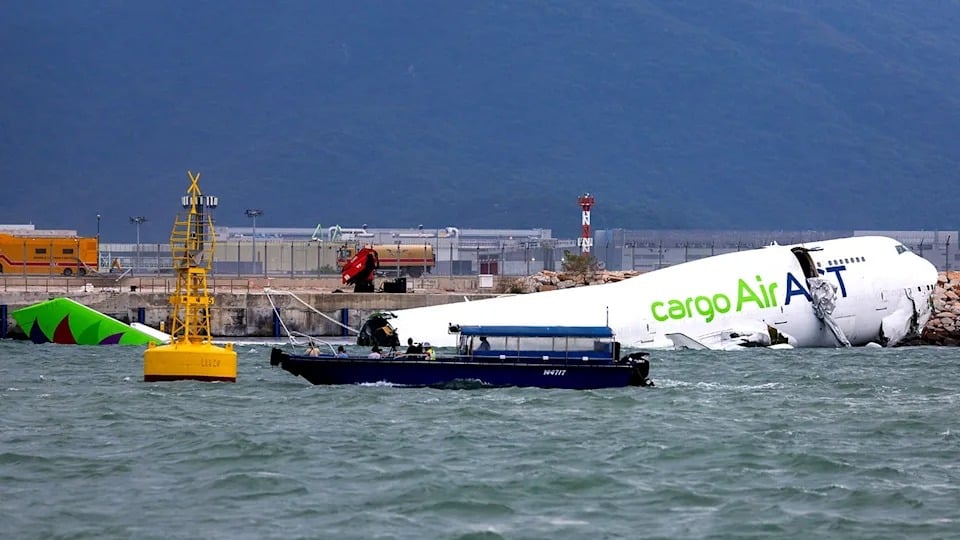 Hong Kong: Avión de carga se sale de la pista, choca contra vehículo y mata a dos agentes de seguridad
