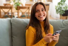 ¿Por qué la gente escucha sus propios audios de WhatsApp? La psicología lo explica