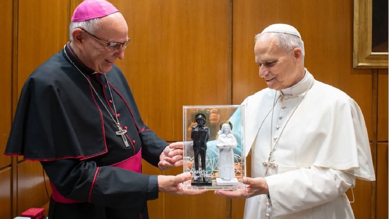 Papa León XIV recibe estatuas de José Gregorio Hernández y Carmen Rendiles