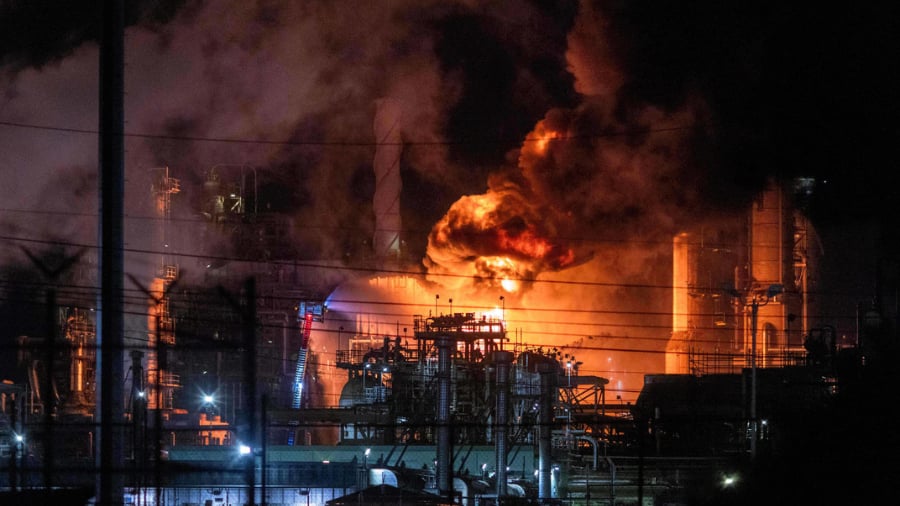 Explota refinería en Los Ángeles: enorme incendio ilumina el complejo petrolero