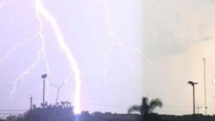 Zulia: Usuarios reportan caída de rayo y fuerte granizada en medio de la tormenta