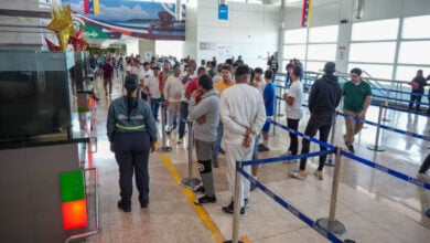 Vuelo del "Vuelta a la Patria" trae de regreso a 77 migrantes