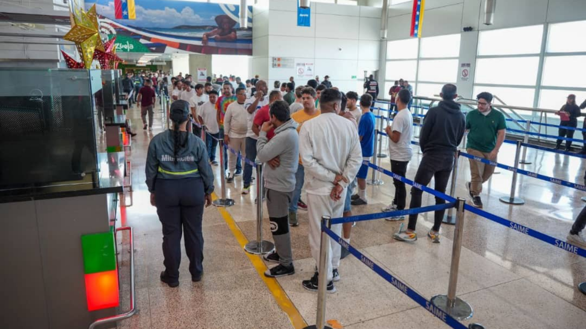 Vuelo del "Vuelta a la Patria" trae de regreso a 77 migrantes