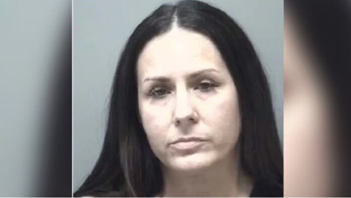 Mujer de 43 años es acusada por tener un hijo con un adolescente de 14 años