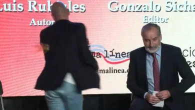 Luis Rubiales fue atacado con huevos mientras presentaba su libro