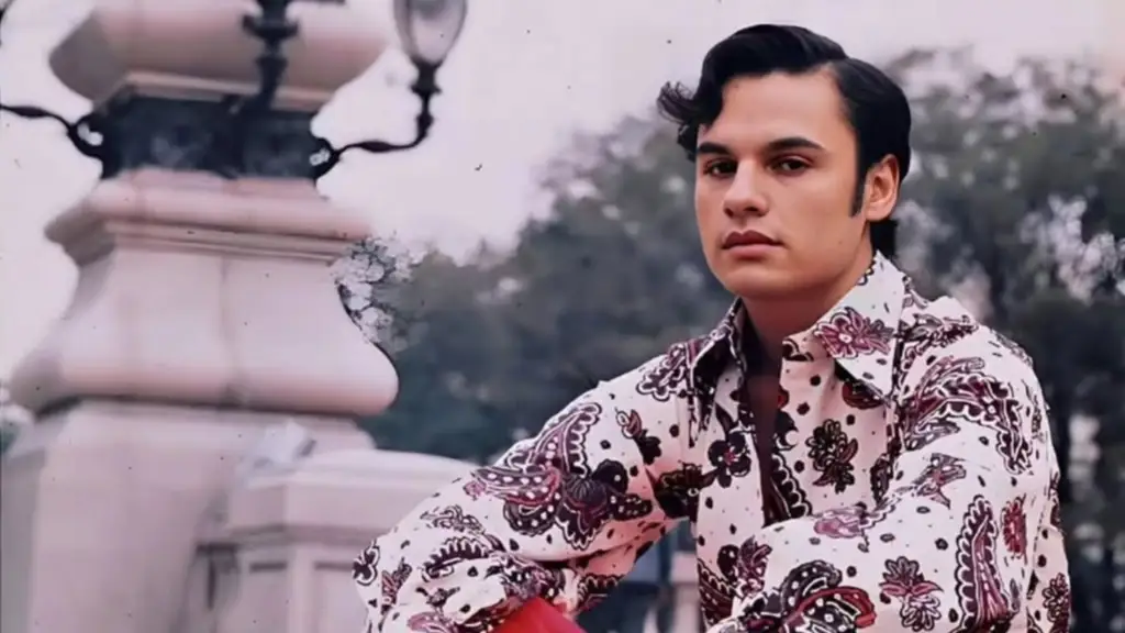 Documental de Netflix revela que Juan Gabriel fue abusado por un sacerdote a los 13 años.