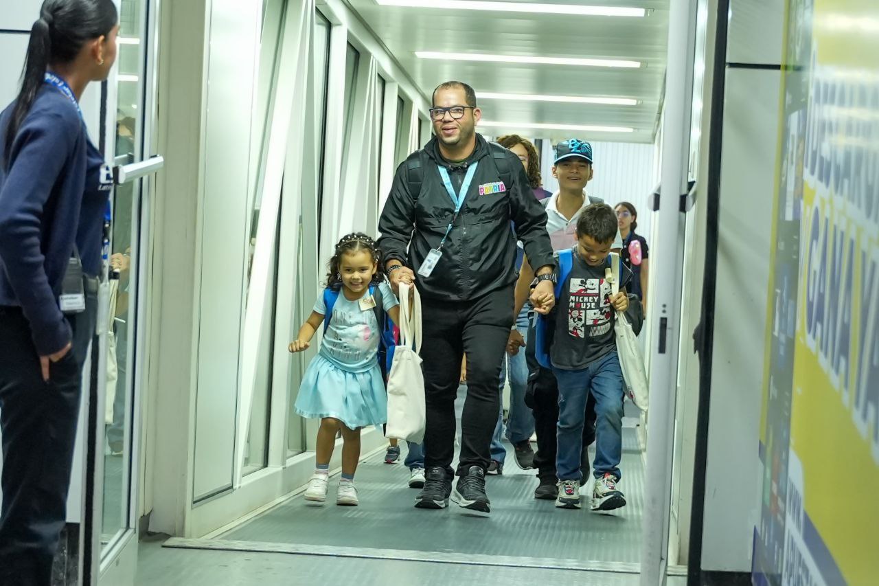 Arriban a Maiquetía 16 niños venezolanos repatriados desde Colombia