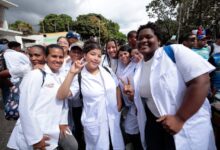 Estudiantes venezolanos toman las calles de Caracas en conmemoración de su día