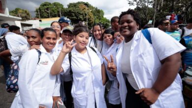 Estudiantes venezolanos toman las calles de Caracas en conmemoración de su día