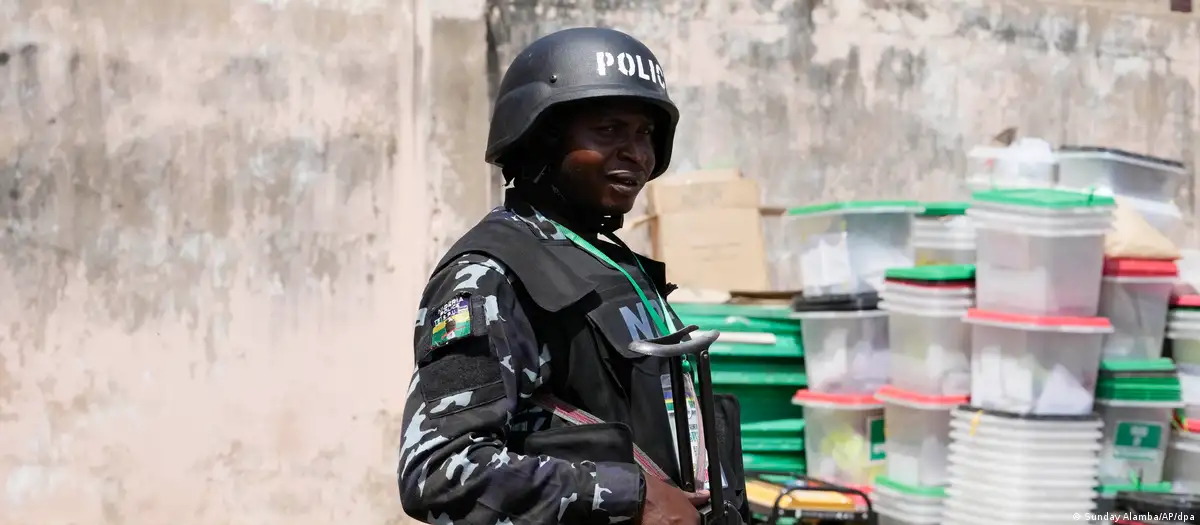 Hombres armados irrumpen en una escuela y raptan a 25 estudiantes en Nigeria