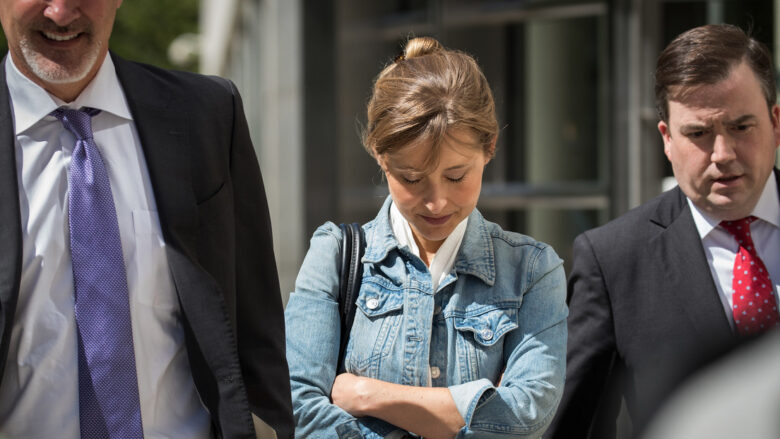 Allison Mack, actriz de 'Smallville' admitió que usó su fama para reclutar mujeres 