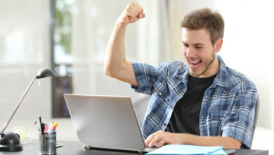 Economista gana demanda tras ser despedido por jugar en horario laboral; el contrato no lo prohibía