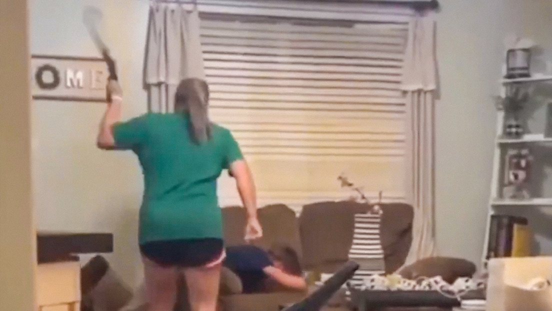 Indignación en EE.UU.: Maestra golpea brutalmente a su hijo con un cinturón y lo arrastra del cabello (+Video)