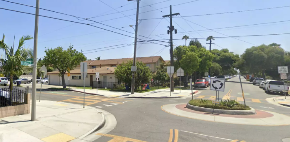 Mujer muere arrollada por camión de basura en California.