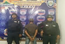 Hombre de 72 años fue capturado tras agredir con piedras a funcionaria de la Policía de Falcón