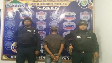 Hombre de 72 años fue capturado tras agredir con piedras a funcionaria de la Policía de Falcón
