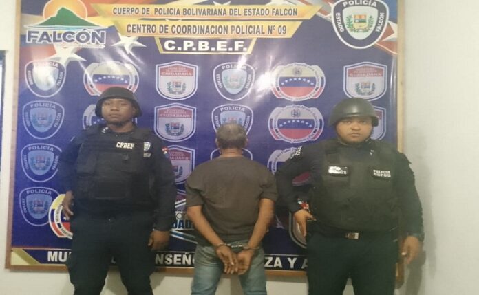 Hombre de 72 años fue capturado tras agredir con piedras a funcionaria de la Policía de Falcón