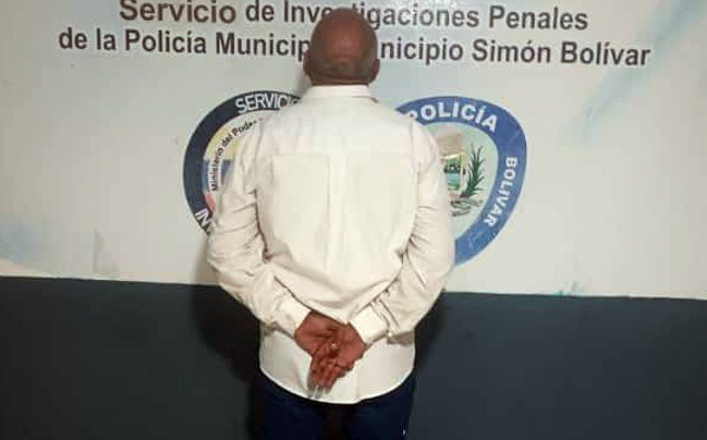 Detenido profesor de 66 años por presuntamente tocar partes íntimas de una alumna de 14 años