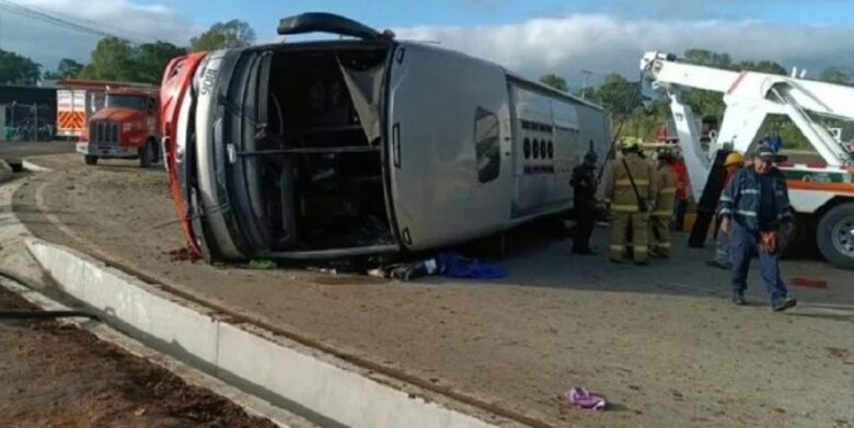 Accidente de autobús deja al menos tres muertos y 15 heridos en ...