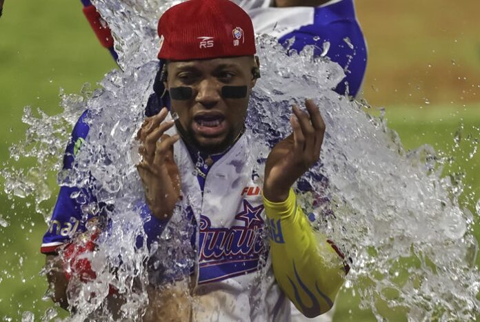 Acuña Jr. lidera triunfo de Tiburones y hunde a Leones en la tabla