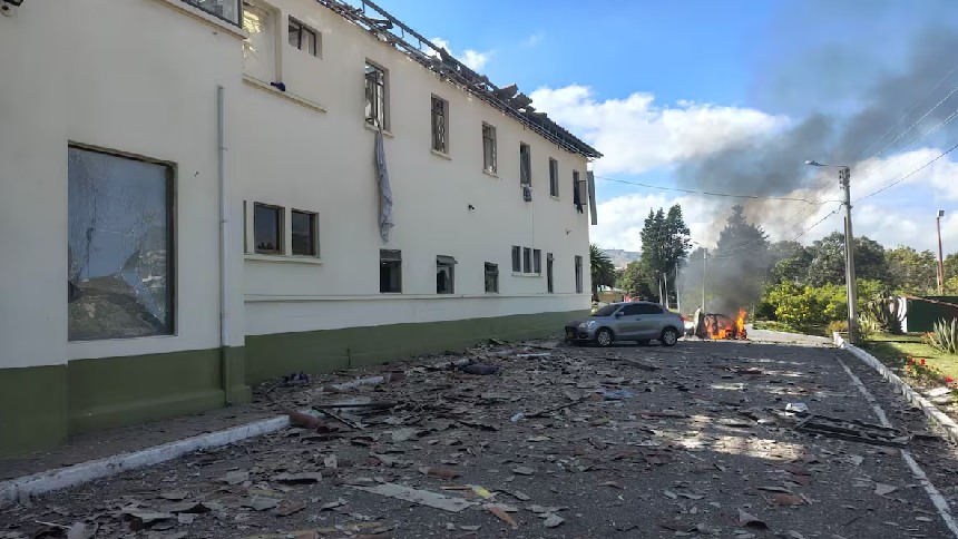 Atentado con explosivos en Colombia dejó dos soldados heridos e importantes daños