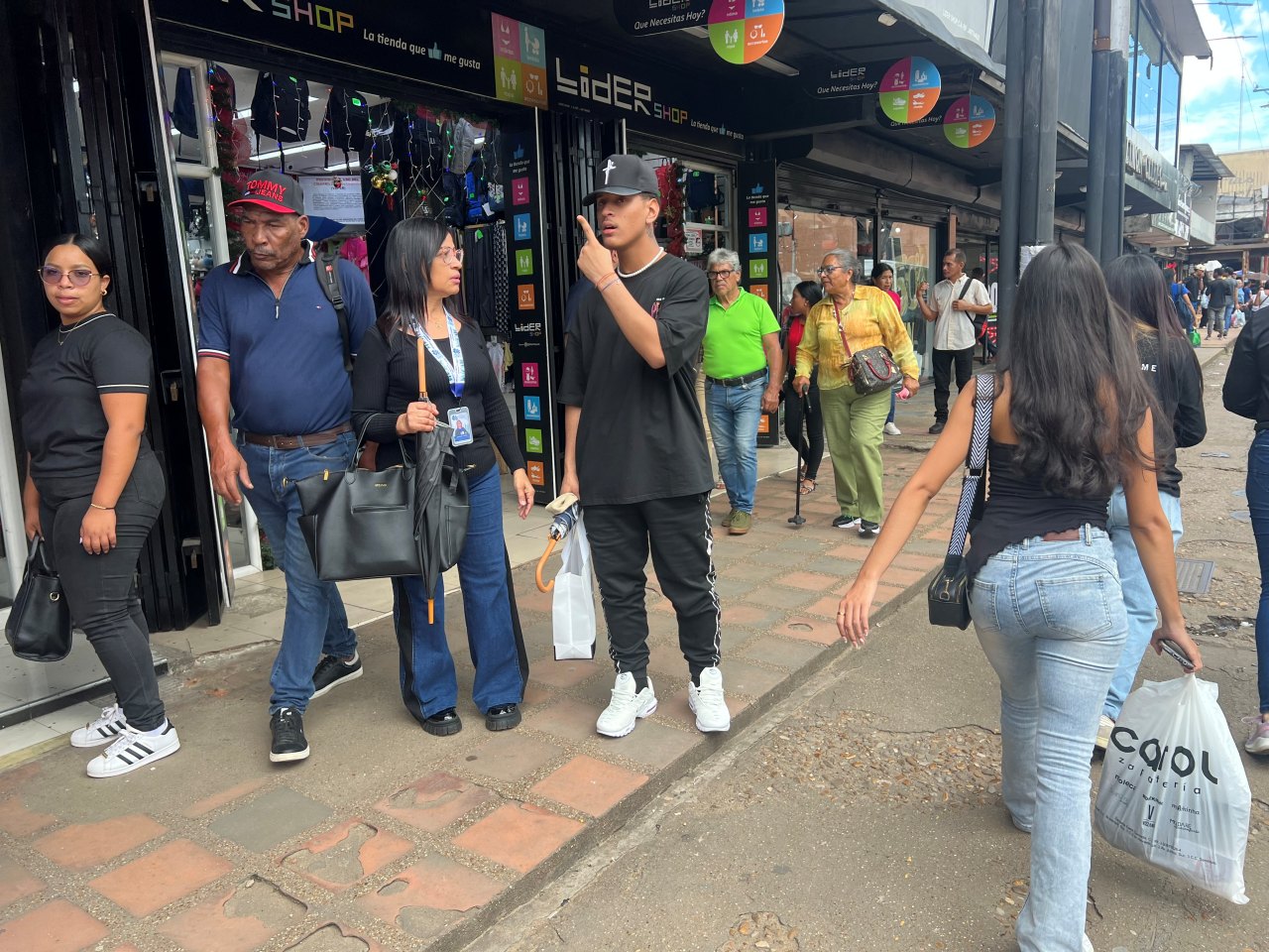 Tiendas de ropa y calzado ofrecen hasta el 50 % por el Viernes Negro