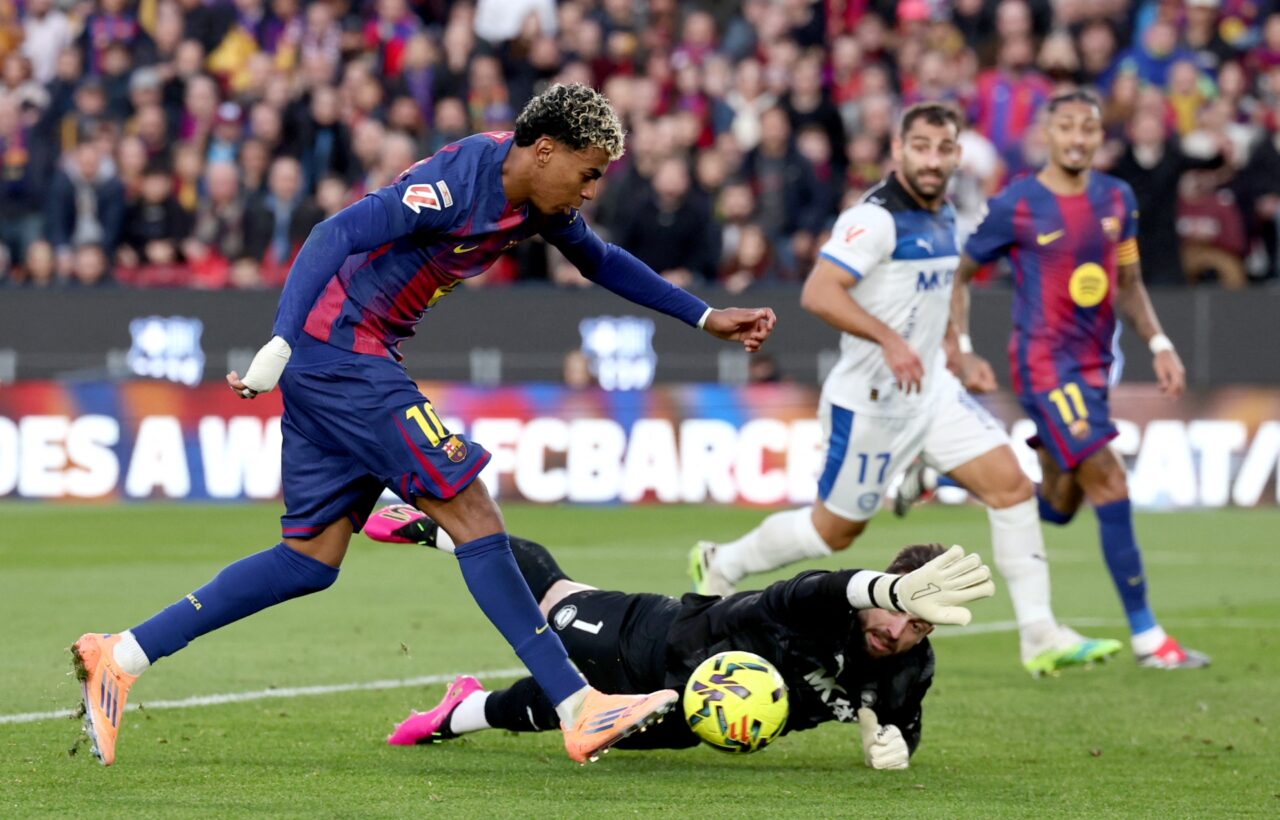 Barcelona remonta ante el Alavés y recupera el liderato en LaLiga