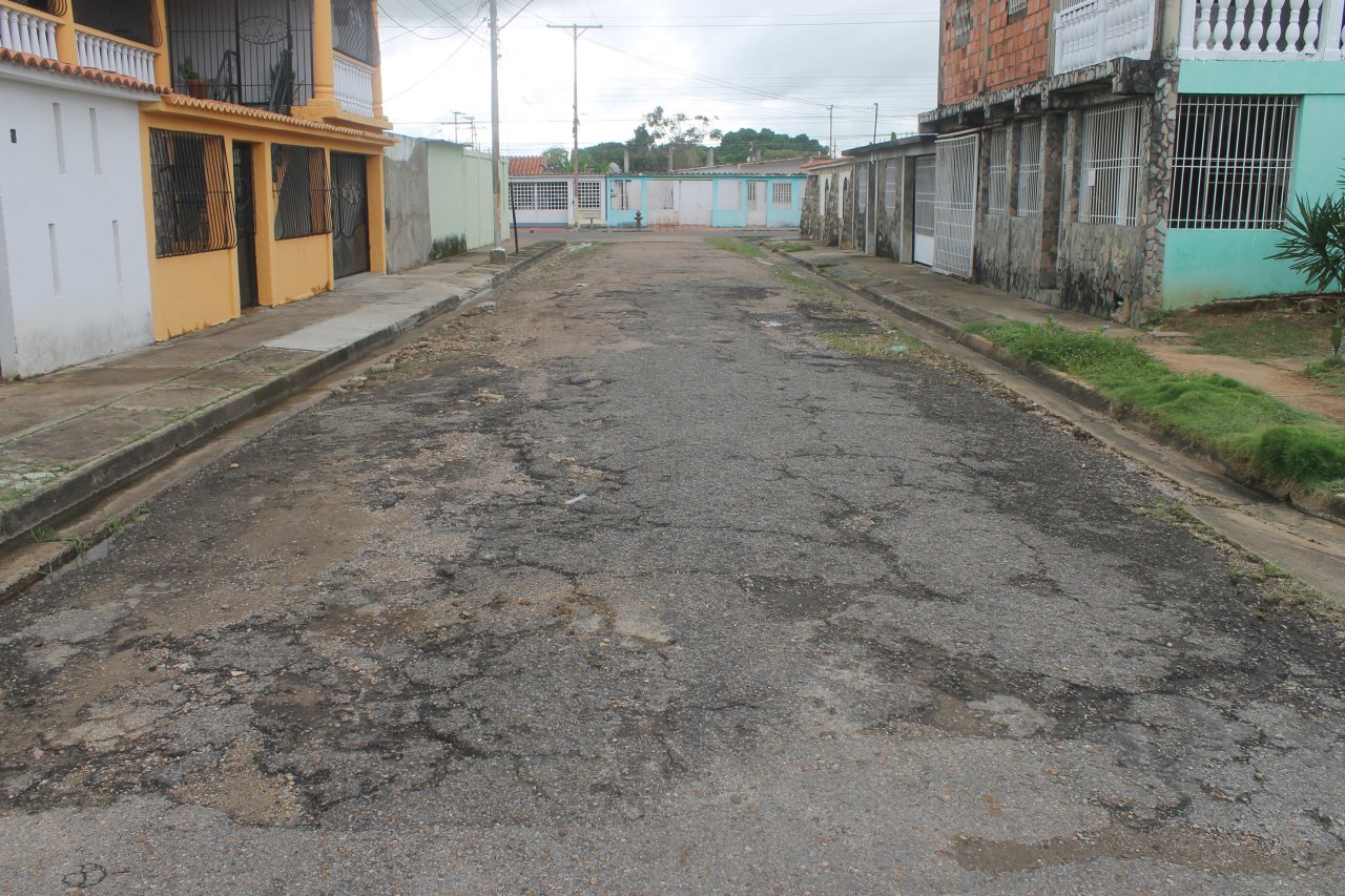 Vecinos en los Guaritos IV solicitan mejoras en la vialidad