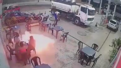 Hombre fuma en una gasolinera y por poco provoca una tragedia