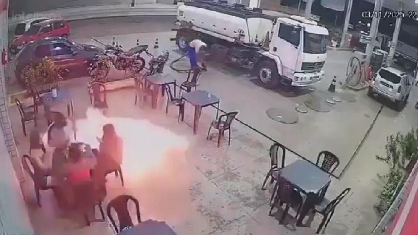 Hombre fuma en una gasolinera y por poco provoca una tragedia