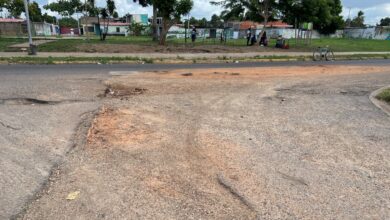Bache en la calle principal de Doña Menca pone a temblar a los conductores