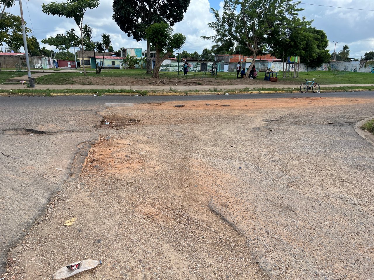 Bache en la calle principal de Doña Menca pone a temblar a los conductores