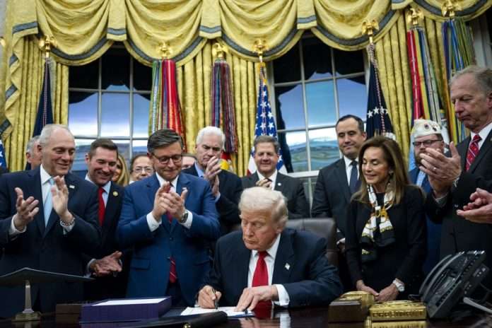 Donald Trump firma la ley que reabre el Gobierno federal de EE. UU. tras 43 días