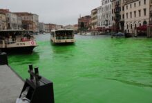 El Gran Canal de Venecia aparece teñido de verde por una protesta ambiental