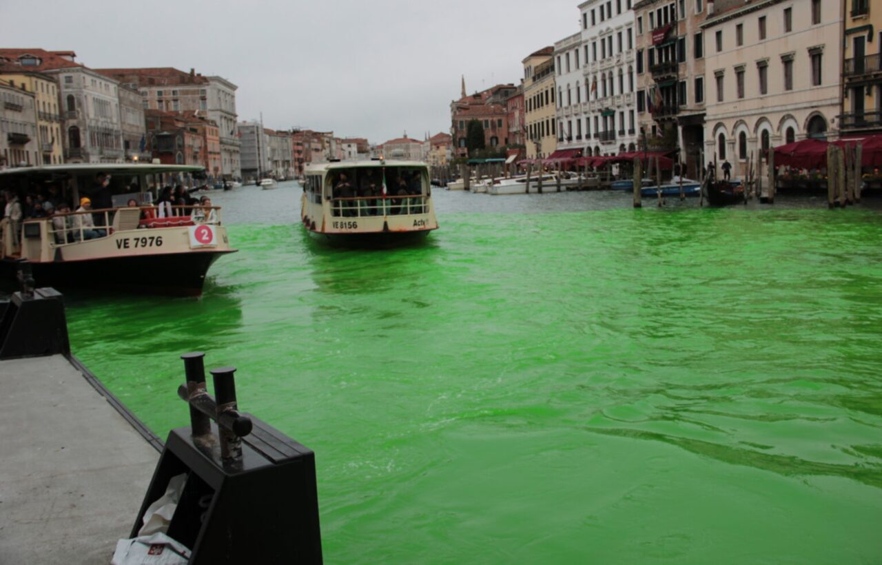 El Gran Canal de Venecia aparece teñido de verde por una protesta ambiental