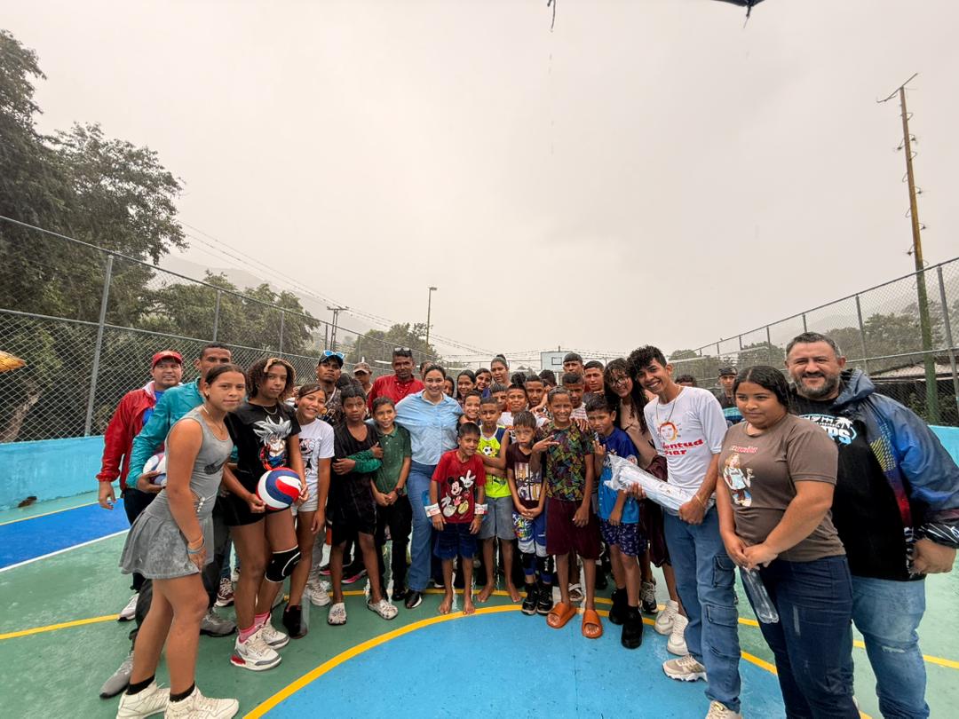 Entregan rehabilitadas dos canchas deportivas en el municipio Piar