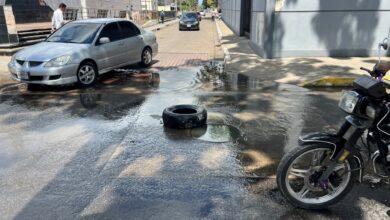 Desborde de aguas servidas cerca del liceo Miguel José Sanz perjudica a los estudiantes