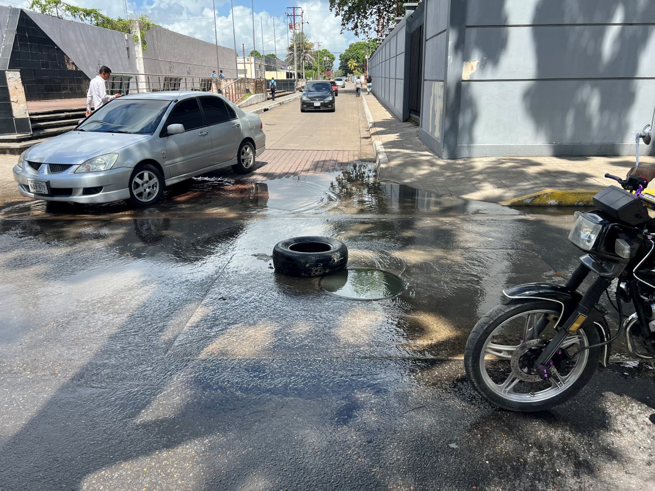 Desborde de aguas servidas cerca del liceo Miguel José Sanz perjudica a los estudiantes