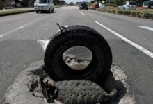 Peligro en la avenida Bella Vista tras alcantarilla sin tapa en plena vía rápida